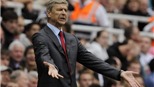 Arsene Wenger: Rối như tơ vò